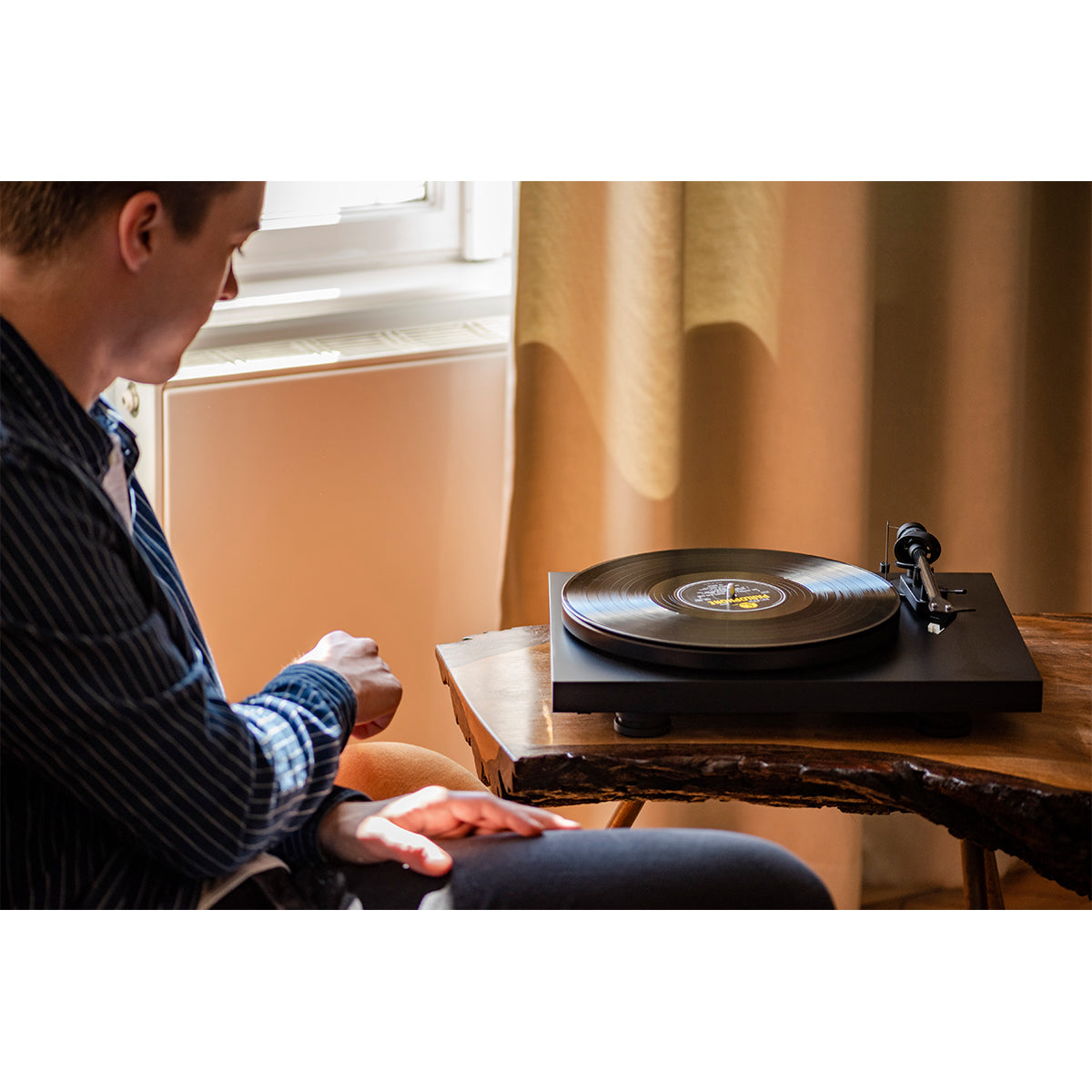 Pro-ject Debut Carbon Evolution Turntable