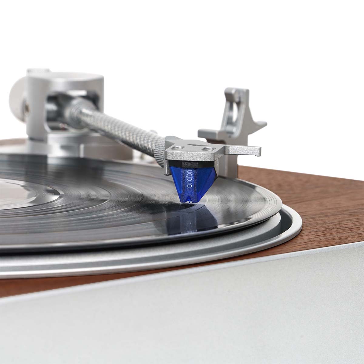 Victrola Stream Sapphire Wi-Fi Streaming Turntable - zoomed view of tonearm and Ortofon 2M Blue cartridge